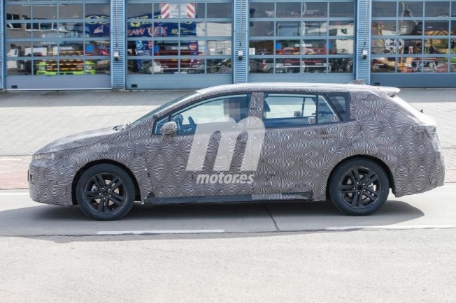 Toyota Auris Touring Sports 2019 - foto espía lateral Toyota Auris Touring Sports 2019 - foto espía lateral