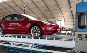 El primer Tesla Model 3 Dual-Motor Performance sale de Fremont