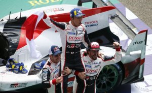 Los pilotos de Toyota celebran una victoria histórica en Le Mans