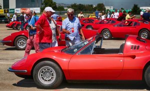 El 50º aniversario del Ferrari Dino reunió cientos de unidades en Maranello
