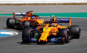 McLaren rompe el toque de queda para montar piezas nuevas