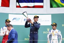 Albon se suma a la pelea por el título; gran quinto de Merhi