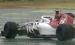 Poca actividad, mucha agua y Leclerc al frente de la FP3