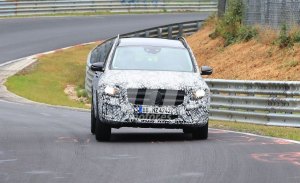 El nuevo Mercedes GLB comienza a perder camuflaje en Nürburgring