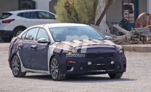 El nuevo Kia Forte GT 2019 cazado durante unos tests en el Valle de la Muerte