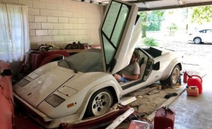Este Lamborghini Countach lleva 20 años abandonado en el garaje de su abuela
