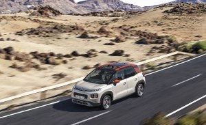 Francia - Julio 2018: El Citroën C3 Aircross supera sus límites