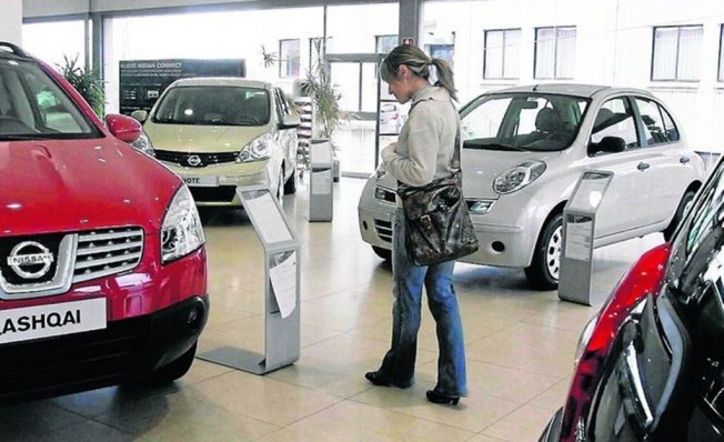Comprador en un concesionario de Nissan Comprador en un concesionario de Nissan