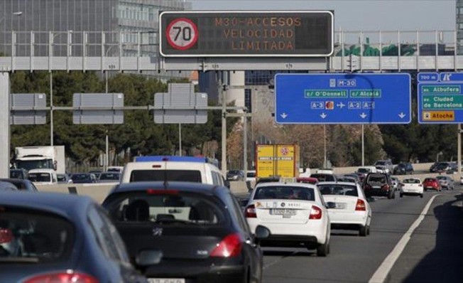 Panel de la DGT con aviso de acceso de velocidad limitada Panel de la DGT con aviso de acceso de velocidad limitada