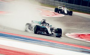 Hamilton no da tregua ni en un Austin anegado