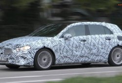 Cazado un silencioso Clase A eléctrico ¿posible mula del Mercedes EQA?