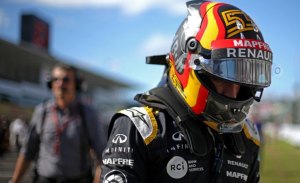 Sainz critica la inconsistencia de los comisarios: "Es ley de vida en la F1"