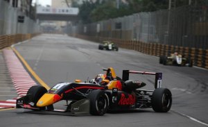 Daniel Ticktum bate el record de Macao en una accidentada clasificación