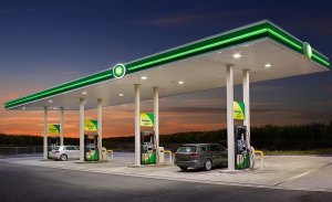 El Gobierno multará a 1.200 gasolineras si no instalan puntos de carga rápida para eléctricos