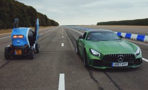 Drag Race bizarra: Renault Twizy vs. Mercedes-AMG GT R (marcha atrás)