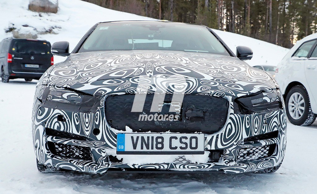 interior-jaguar-xe-2019-201953619_13.jpg