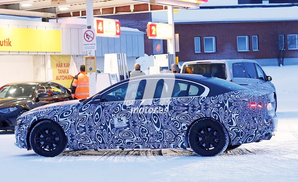 interior-jaguar-xe-2019-201953619_3.jpg