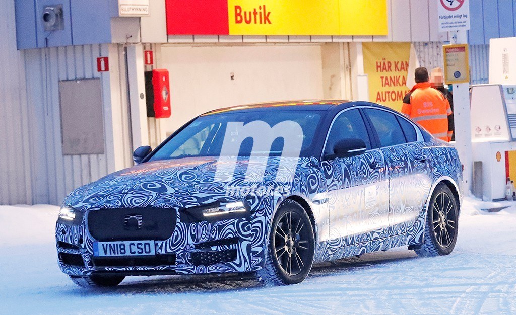interior-jaguar-xe-2019-201953619_4.jpg