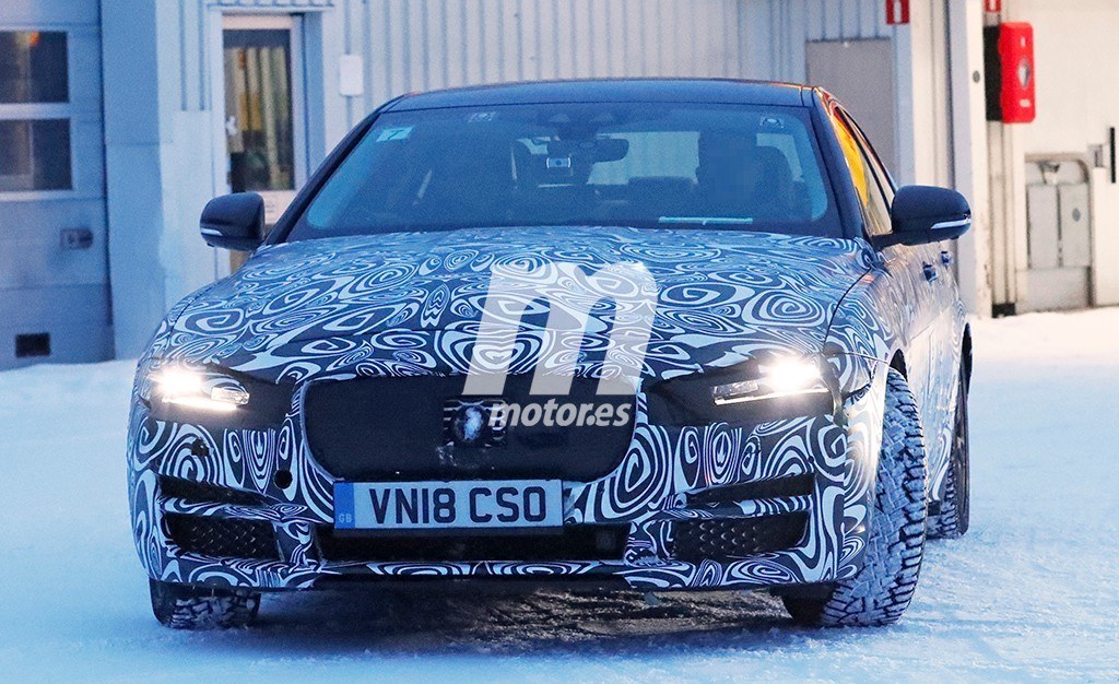 interior-jaguar-xe-2019-201953619_8.jpg