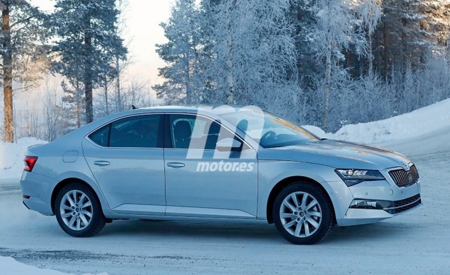 Skoda Superb 2020 - foto espía lateral Skoda Superb 2020 - foto espía lateral