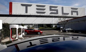 Tesla anuncia miles de despidos y menores beneficios en el 4º trimestre