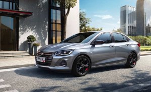 Chevrolet desvela la primera imagen del nuevo Onix Sedán Redline 2019