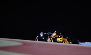 Sainz: "Verstappen me ha dado muy fuerte y luego me ha fallado la caja de cambios"